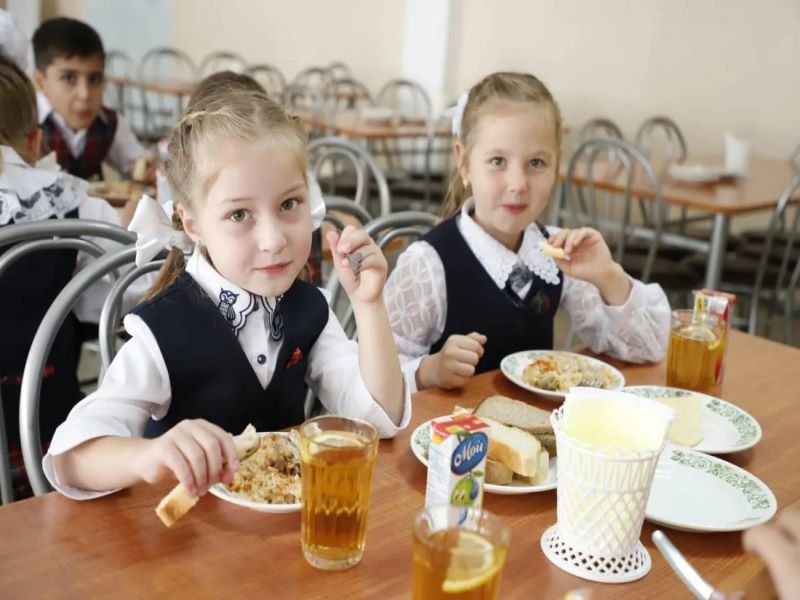 Бесплатное питание учащихся 1-4 классов.